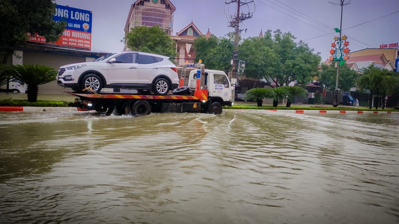 TP Ha Tinh: Nhieu tuyen duong ngap sau, “xe hop” ngam minh trong bien nuoc - Hinh anh 10