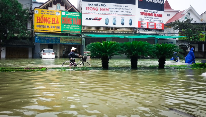 TP Ha Tinh: Nhieu tuyen duong ngap sau, “xe hop” ngam minh trong bien nuoc - Hinh anh 11