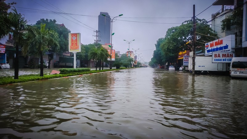 TP Ha Tinh: Nhieu tuyen duong ngap sau, “xe hop” ngam minh trong bien nuoc - Hinh anh 2