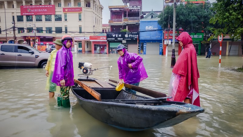 TP Ha Tinh: Nhieu tuyen duong ngap sau, “xe hop” ngam minh trong bien nuoc - Hinh anh 15