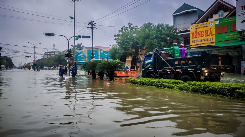 TP Ha Tinh: Nhieu tuyen duong ngap sau, “xe hop” ngam minh trong bien nuoc - Hinh anh 6