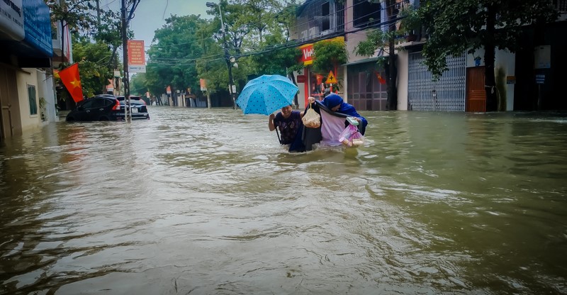 TP Ha Tinh: Nhieu tuyen duong ngap sau, “xe hop” ngam minh trong bien nuoc - Hinh anh 13