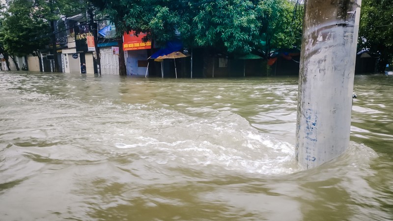 TP Ha Tinh: Nhieu tuyen duong ngap sau, “xe hop” ngam minh trong bien nuoc - Hinh anh 16