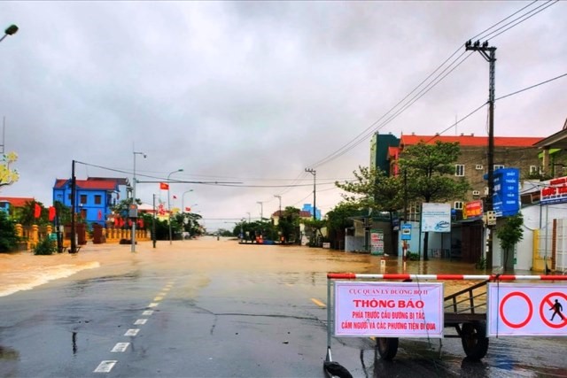 Nuoc rut tren quoc lo 1A, phuong tien luu thong duoc qua vung lu Quang Binh - Hinh anh 2