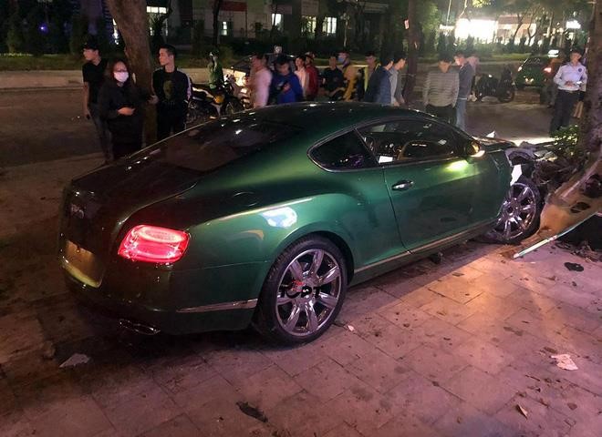 Ha Noi: Sieu xe Bentley 25 ty dong nat dau sau cu tong manh - Hinh anh 1