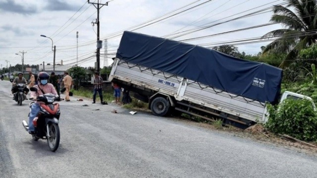 Tai nan giao thong moi nhat hom nay 23/10: Lat xe container, tai xe tu vong trong cabin - Hinh anh 2