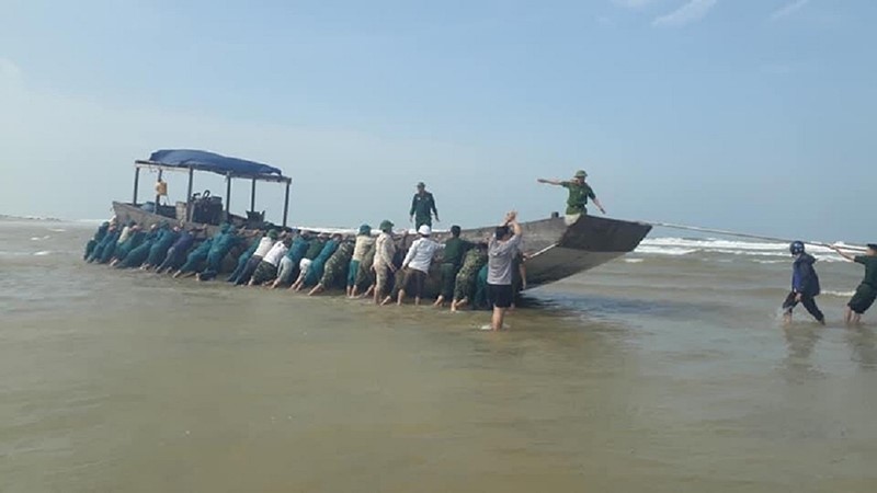 Tau go khong nguoi cung nhieu hang hoa dat vao bo bien Quang Tri - Hinh anh 1