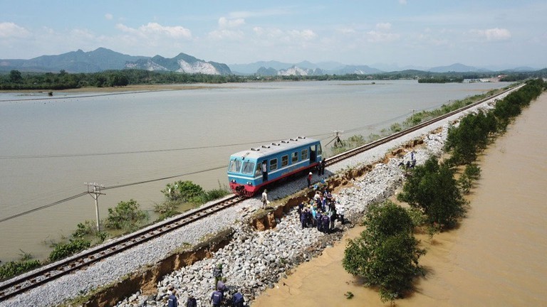 Hang khong huy chuyen, duong sat tam dung chay nhieu doi tau do bao so 9 - Hinh anh 1