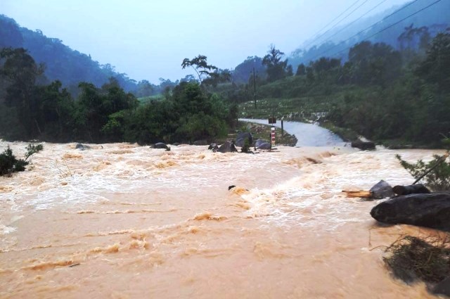 Ha tang giao thong thiet hai do bao so 9 - Hinh anh 1