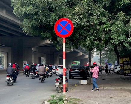 Ha Noi: UBND quan Thanh Xuan de nghi cam moi bien bao, den tin hieu tren dia ban - Hinh anh 1