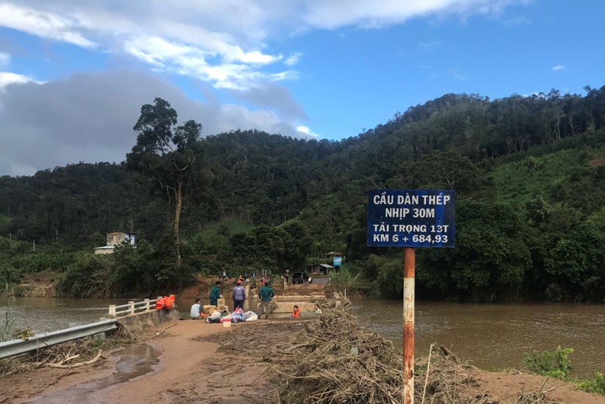 Lap 120m dam Bailley kep thong duong vao xa Dak Pne trong ngay mai - Hinh anh 1