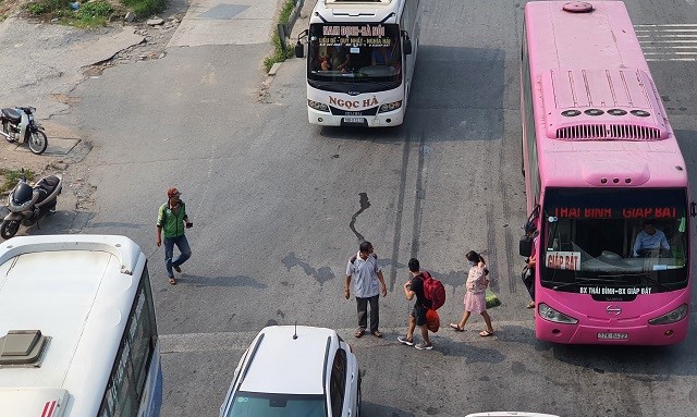 Ha Noi: Xu ly hon 1.400 truong hop xe khach, xe taxi dung do, don khach sai quy dinh - Hinh anh 1