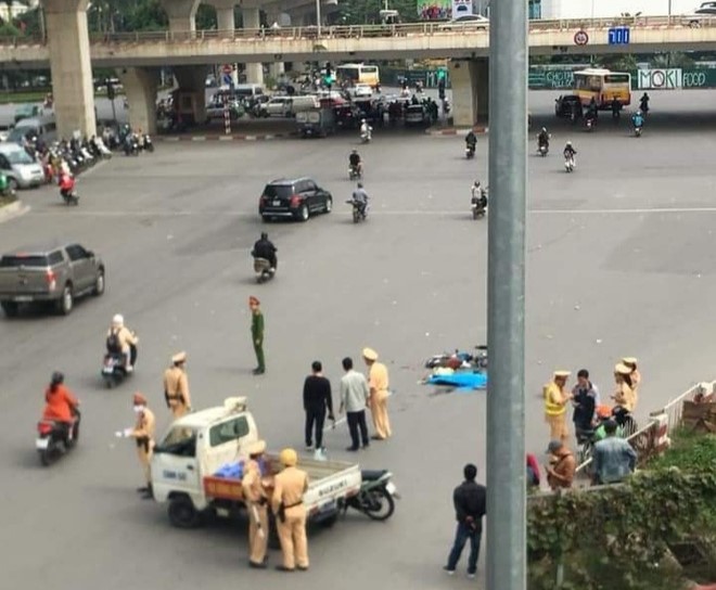 Ha Noi: Xe tai dam xe dap dien khien 1 phu nu tu vong, tai xe bo chay - Hinh anh 1