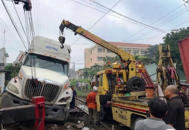 Kinh hoang container bi tau hoa tong dut lam doi tai Binh Duong - Hinh anh 2