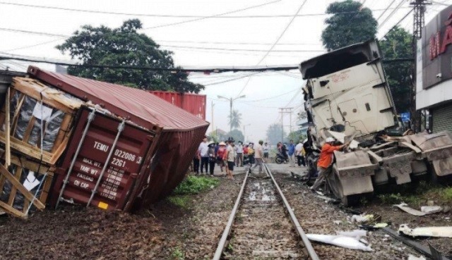 Kinh hoang container bi tau hoa tong dut lam doi tai Binh Duong - Hinh anh 1