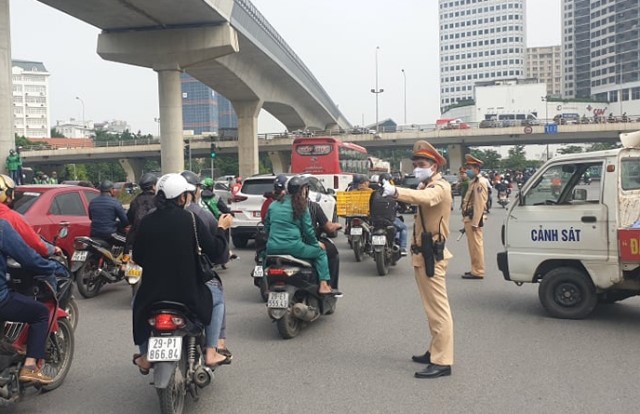 Bat lai xe tai tong tu vong nguoi di xe dap dien o Cau Giay roi bo tron - Hinh anh 1