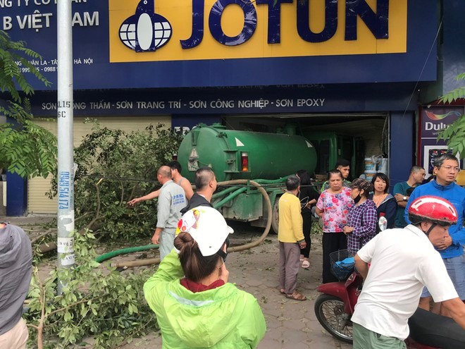 Ha Noi: Xe bon mat lai dam vao nha dan - Hinh anh 1