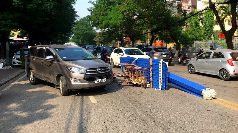 Hai Phong: Nguoi dan ong dieu khien xe ba banh cho ton cap cuu sau va cham o to - Hinh anh 1