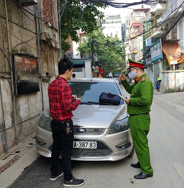 Xu ly vi pham ve trat tu an toan giao thong, van minh do thi tai pho Kim Ma Thuong  - Hinh anh 2