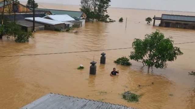 Tai nan giao thong moi nhat hom nay 13/11: Cong nong vuot lu cho sinh vien di hoc bi lat, 1 em chet thuong tam - Hinh anh 2