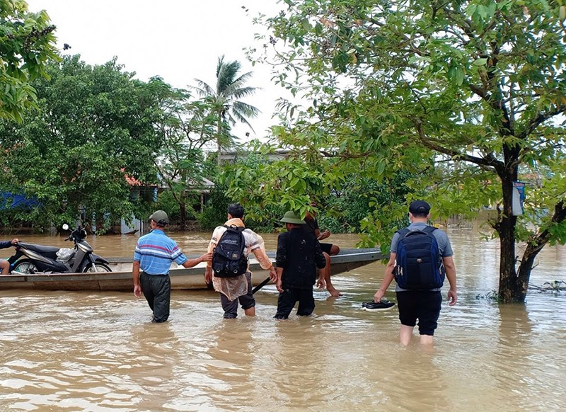 Lat xe cong nong cho nguoi qua vung lu, nu sinh vien truong du lich tu nan thuong tam - Hinh anh 1