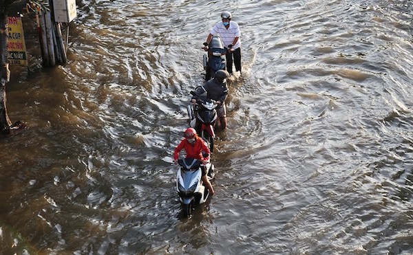 TP Ho Chi Minh: Nguoi dan vat va vi trieu cuong dat dinh hon 1,7m - Hinh anh 1