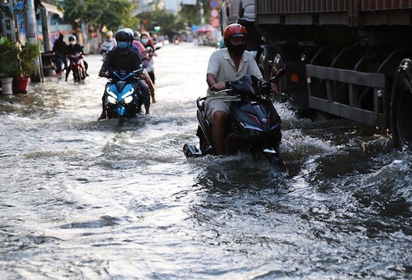 TP Ho Chi Minh: Nguoi dan vat va vi trieu cuong dat dinh hon 1,7m - Hinh anh 2