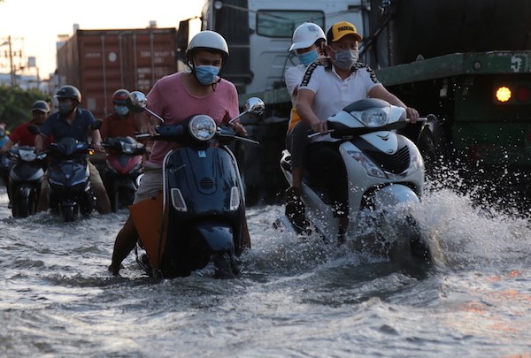 TP Ho Chi Minh: Nguoi dan vat va vi trieu cuong dat dinh hon 1,7m - Hinh anh 4