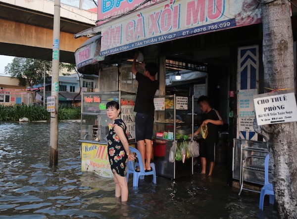 TP Ho Chi Minh: Nguoi dan vat va vi trieu cuong dat dinh hon 1,7m - Hinh anh 5