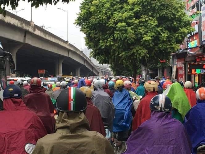 Ha Noi: Tac duong kinh hoang sau con mua sang dau tuan - Hinh anh 2