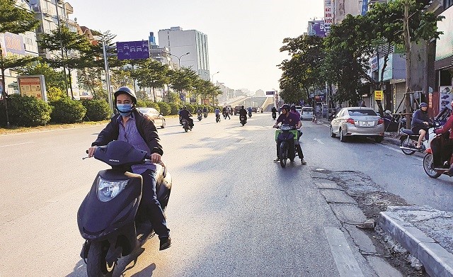 [Diem nong giao thong] Di nguoc chieu nguy hiem tai nut giao Nga Tu So - Hinh anh 1