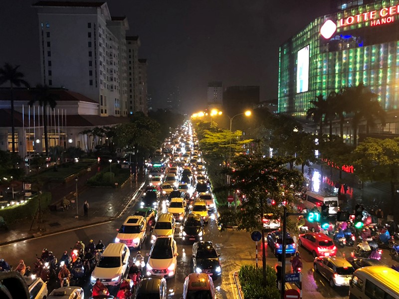 Ha Noi: Nhieu tuyen duong un tac, nguoi tham gia giao thong 