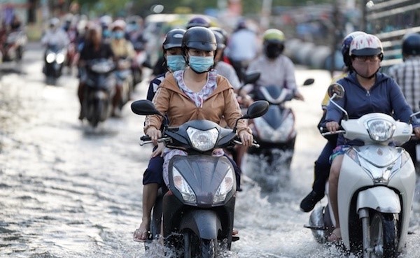 TP Ho Chi Minh: Trieu cuong tiep tuc dang cao, nguoi dan chat vat luu thong tren duong - Hinh anh 2