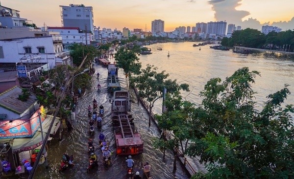 TP Ho Chi Minh: Trieu cuong tiep tuc dang cao, nguoi dan chat vat luu thong tren duong - Hinh anh 3