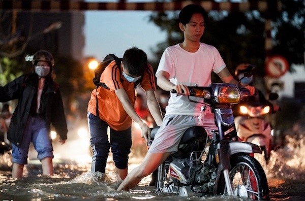 TP Ho Chi Minh: Trieu cuong tiep tuc dang cao, nguoi dan chat vat luu thong tren duong - Hinh anh 4