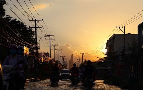 TP Ho Chi Minh: Trieu cuong tiep tuc dang cao, nguoi dan chat vat luu thong tren duong - Hinh anh 6