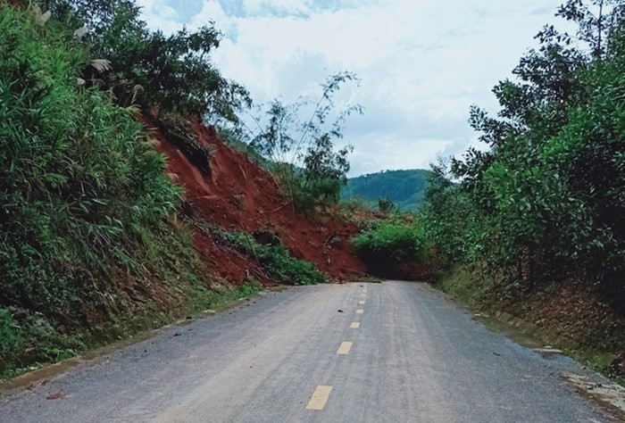 Quang Nam: Di duong gap sat lo, nguoi dan bo xe may chay thoat than - Hinh anh 1