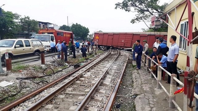 Vu tau hang trat banh: Duong sat Bac - Nam da thong sau nhieu gio bi te liet - Hinh anh 1