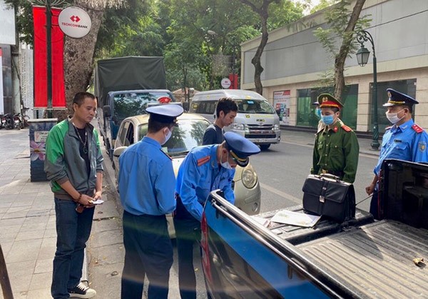 Ha Noi quyet liet xu ly o to ca nhan dung, do sai quy dinh - Hinh anh 1