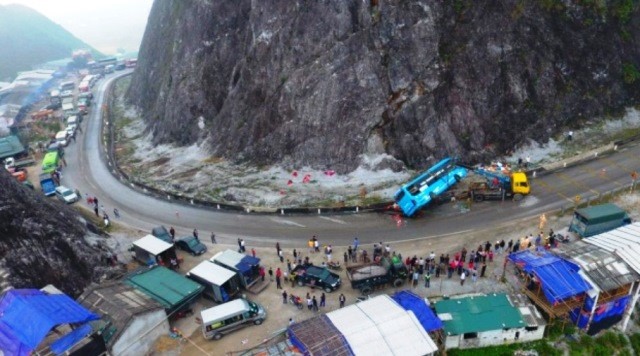 Tin moi nhat xe khach lat khi do deo Da Trang khien 2 nguoi tu vong - Hinh anh 1