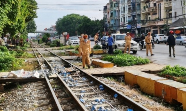 Bang qua duong sat, nguoi dan ong bi tau hoa keo le 5m, tu vong tai cho - Hinh anh 1