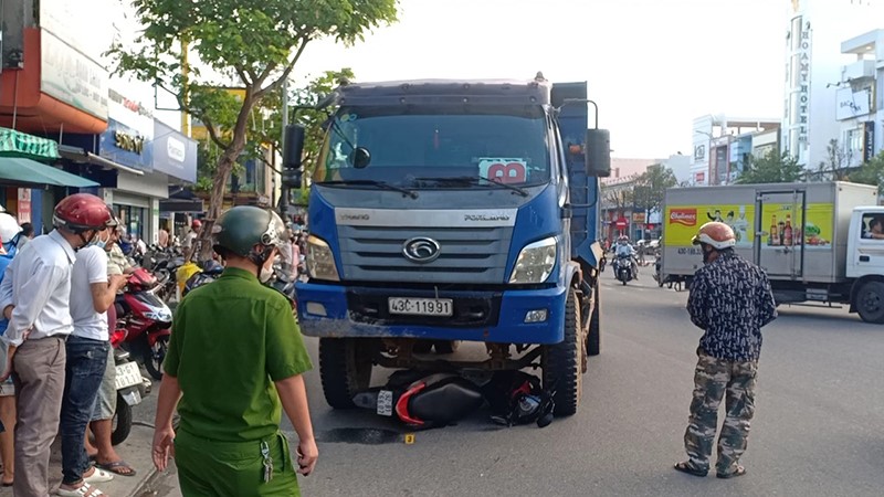 Da Nang: Dung den do, co gai bi xe tai can tu vong thuong tam - Hinh anh 1