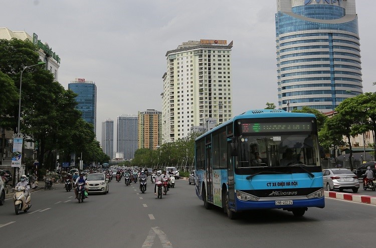 Xe buyt Ha Noi: Hien dai hoa de bat kip xu the - Hinh anh 1