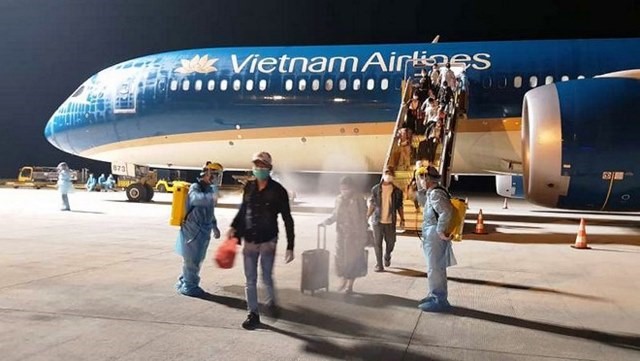 Tu vu nam tiep vien hang khong cua Vietnam Airlines nhiem Covid-19: Ke ho phong dich tu “dac quyen” cho to bay? - Hinh anh 1