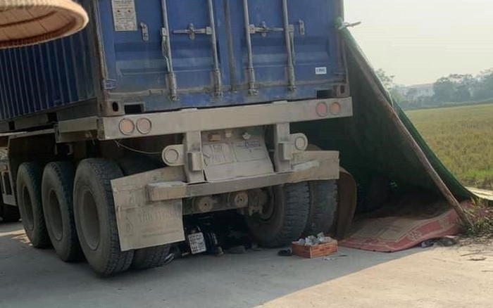 Ha Noi: Xe container lui bat can khien 2 chi em ruot tu vong - Hinh anh 1