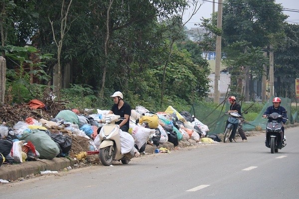 Ha Tinh: Hanh lang duong mon Ho Chi Minh dang tro thanh bai rac - Hinh anh 1