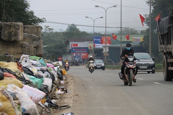 Ha Tinh: Hanh lang duong mon Ho Chi Minh dang tro thanh bai rac - Hinh anh 4