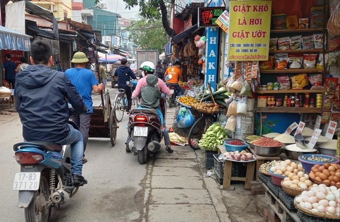 Pho Nam Du, quan Hoang Mai: Cho “coc” hoat dong gay un tac ca tuyen pho - Hinh anh 2