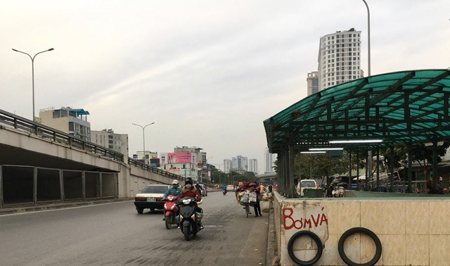 Cuoi tuan, cac phuong tien dua nhau di nguoc chieu o Nga Tu So - Hinh anh 3