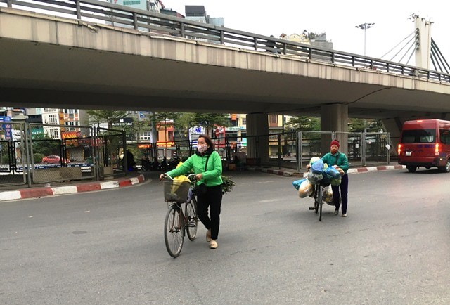 Cuoi tuan, cac phuong tien dua nhau di nguoc chieu o Nga Tu So - Hinh anh 5